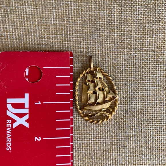Vintage Gold-Tone Tall Ships Sailboat Pendant - Picture 5 of 5